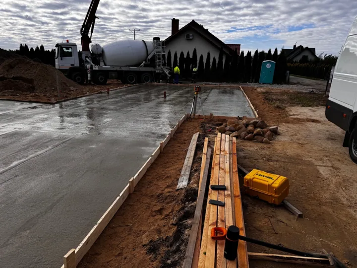 Betonowanie płyty — etap realizacji — TRONKS