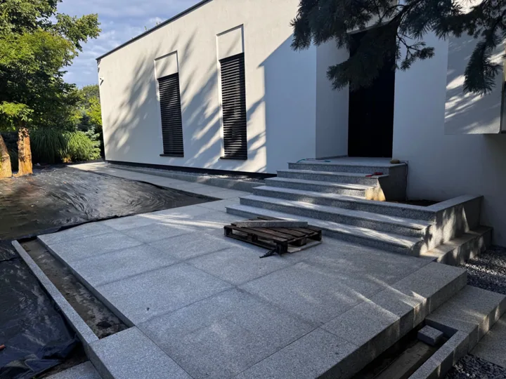 Schody wejściowe i nawierzchnie przy domu — TRONKS